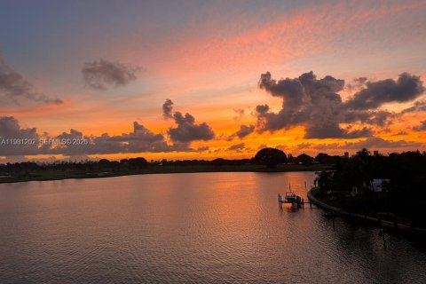 Condo in Bay Harbor Islands, Florida, 3 bedrooms  № 2049327