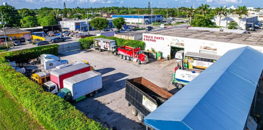 Commercial property in Homestead, Florida № 1924716