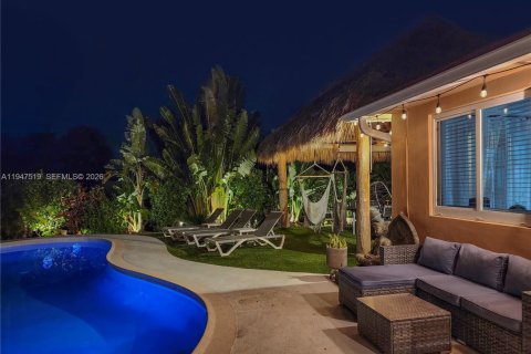 House in Oakland Park, Florida 3 bedrooms, 152.45 sq.m. № 2003641