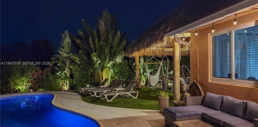 House in Oakland Park, Florida 3 bedrooms, 152.45 sq.m. № 2003641