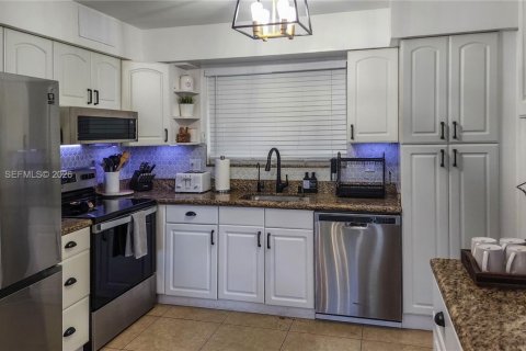 House in Oakland Park, Florida 3 bedrooms, 152.45 sq.m. № 2003641 - photo 9