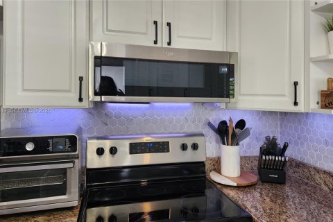 House in Oakland Park, Florida 3 bedrooms, 152.45 sq.m. № 2003641 - photo 10