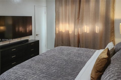 House in Oakland Park, Florida 3 bedrooms, 152.45 sq.m. № 2003641 - photo 24