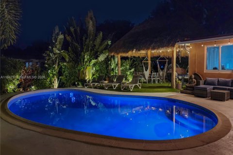 House in Oakland Park, Florida 3 bedrooms, 152.45 sq.m. № 2003641 - photo 8