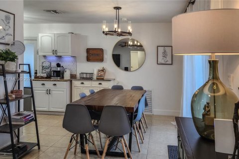 House in Oakland Park, Florida 3 bedrooms, 152.45 sq.m. № 2003641 - photo 11