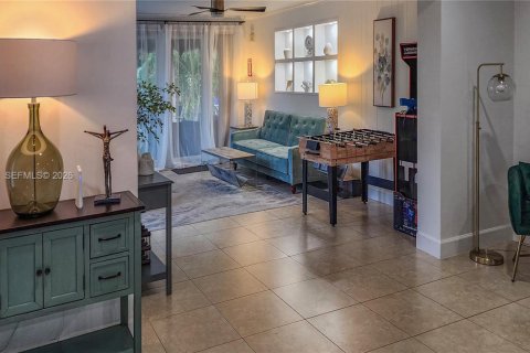 House in Oakland Park, Florida 3 bedrooms, 152.45 sq.m. № 2003641 - photo 15