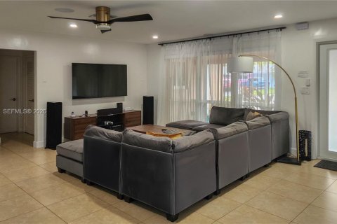 House in Oakland Park, Florida 3 bedrooms, 152.45 sq.m. № 2003641 - photo 13