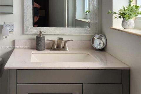 House in Oakland Park, Florida 3 bedrooms, 152.45 sq.m. № 2003641 - photo 25