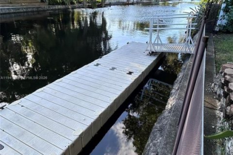 House in Oakland Park, Florida 3 bedrooms, 152.45 sq.m. № 2003641 - photo 5