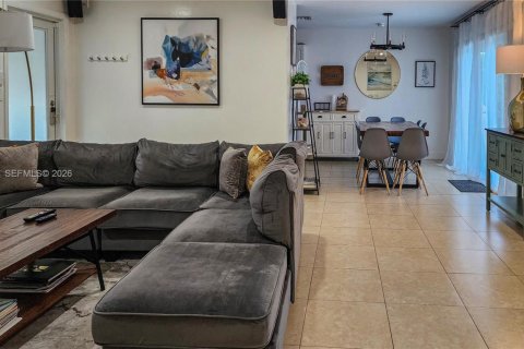 House in Oakland Park, Florida 3 bedrooms, 152.45 sq.m. № 2003641 - photo 12