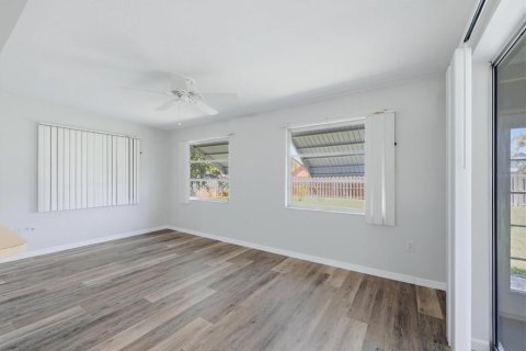 House in Port Charlotte, Florida 2 bedrooms, 127.28 sq.m. № 2199874 - photo 28