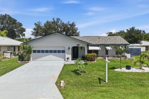 House in Port Charlotte, Florida 2 bedrooms, 127.28 sq.m. № 2199874