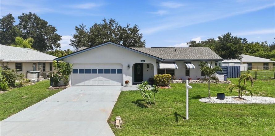House in Port Charlotte, Florida 2 bedrooms, 127.28 sq.m. № 2199874