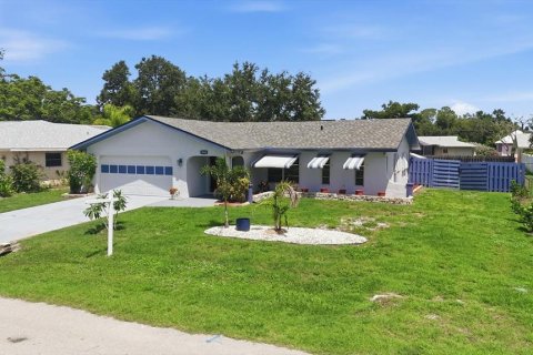 House in Port Charlotte, Florida 2 bedrooms, 127.28 sq.m. № 2199874 - photo 2