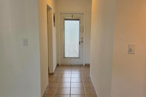 Condominio en venta en Lauderdale Lakes, Florida, 2 dormitorios, 87.7 m2 № 2146181 - foto 2