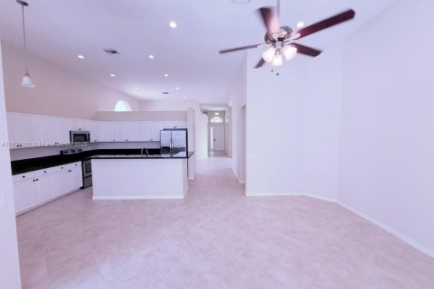 House in Coral Springs, Florida 4 bedrooms, 201.78 sq.m. № 1779291 - photo 4