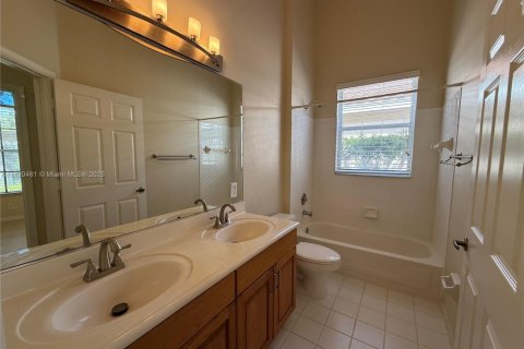 House in Coral Springs, Florida 4 bedrooms, 201.78 sq.m. № 1779291 - photo 11