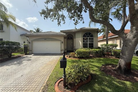 House in Coral Springs, Florida 4 bedrooms, 201.78 sq.m. № 1779291 - photo 2