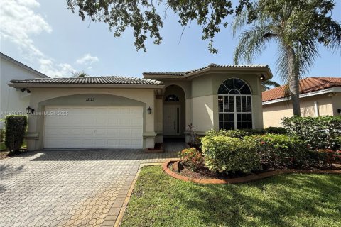 House in Coral Springs, Florida 4 bedrooms, 201.78 sq.m. № 1779291 - photo 1