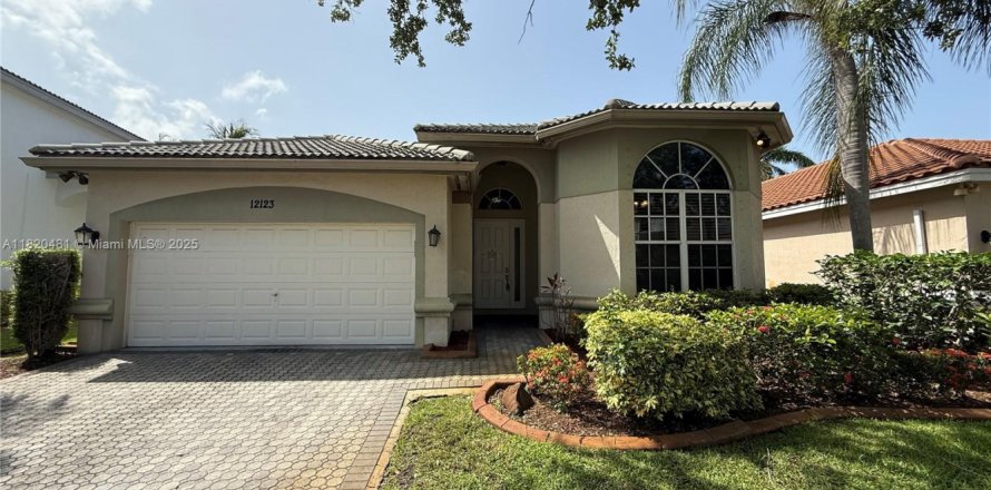 House in Coral Springs, Florida 4 bedrooms, 201.78 sq.m. № 1779291