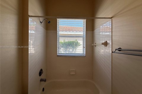 House in Coral Springs, Florida 4 bedrooms, 201.78 sq.m. № 1779291 - photo 9