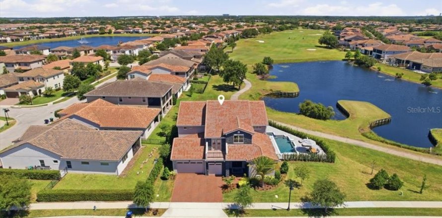 House in Orlando, Florida 5 bedrooms, 551.19 sq.m. № 2224330
