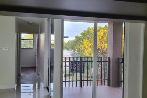 Condo in Miami, Florida, 2 bedrooms  № 2059965 - photo 4