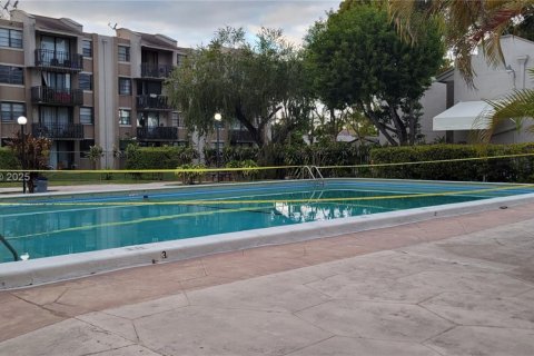 Condo in Miami, Florida, 2 bedrooms  № 2059965 - photo 11