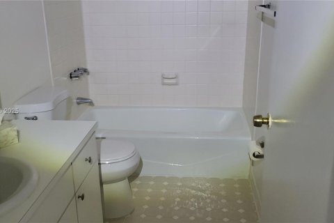 Condo in Miami, Florida, 2 bedrooms  № 2059965 - photo 8