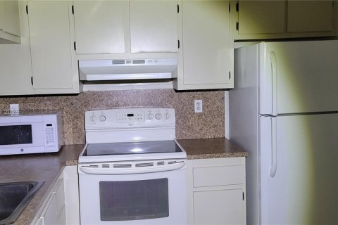 Condo in Miami, Florida, 2 bedrooms  № 2059965 - photo 9