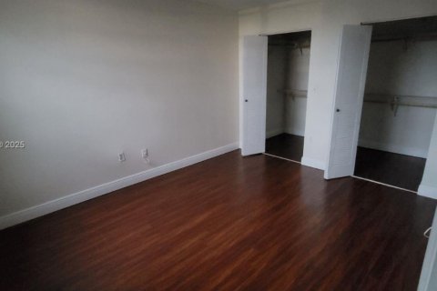 Condo in Miami, Florida, 2 bedrooms  № 2059965 - photo 5
