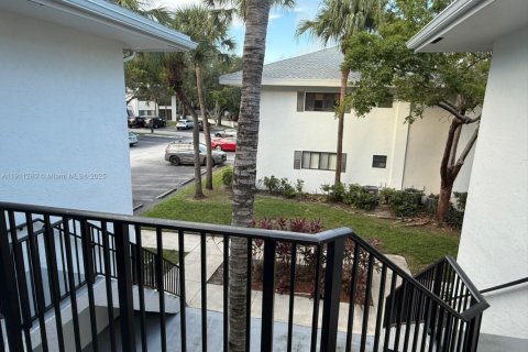 Condominio en alquiler en Fort Lauderdale, Florida, 2 dormitorios, 79.71 m2 № 1969636 - foto 2