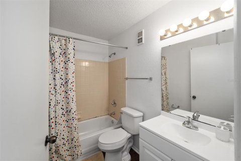Condo in Gainesville, Florida, 3 bedrooms  № 1782677 - photo 22