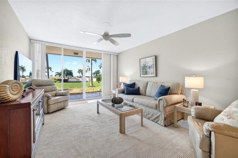 Condo in Saint Petersburg, Florida, 2 bedrooms  № 2377800 - photo 13