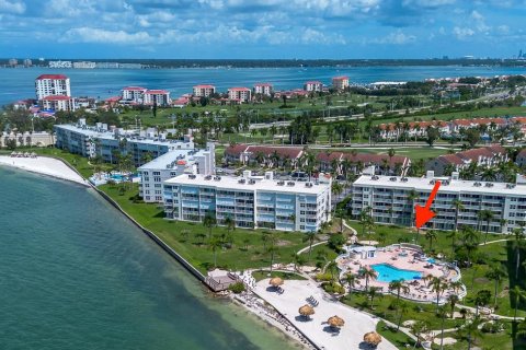 Condo in Saint Petersburg, Florida, 2 bedrooms  № 2377800 - photo 3
