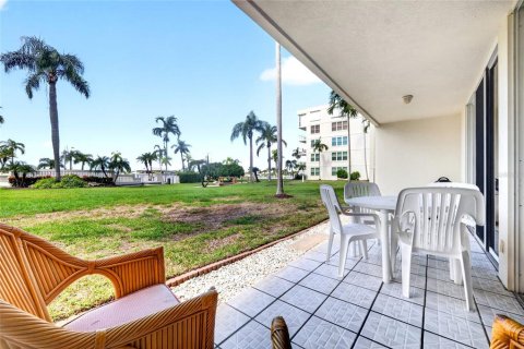 Condo in Saint Petersburg, Florida, 2 bedrooms  № 2377800 - photo 14