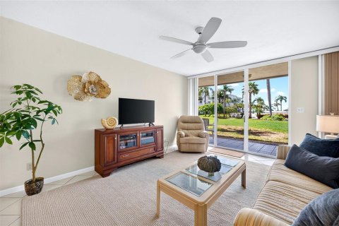 Condo in Saint Petersburg, Florida, 2 bedrooms  № 2377800 - photo 12