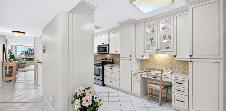 Condo in Saint Petersburg, Florida, 2 bedrooms  № 2377800