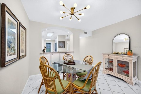 Condo in Saint Petersburg, Florida, 2 bedrooms  № 2377800 - photo 10
