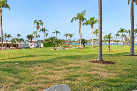 Condo in Saint Petersburg, Florida, 2 bedrooms  № 2377800 - photo 15