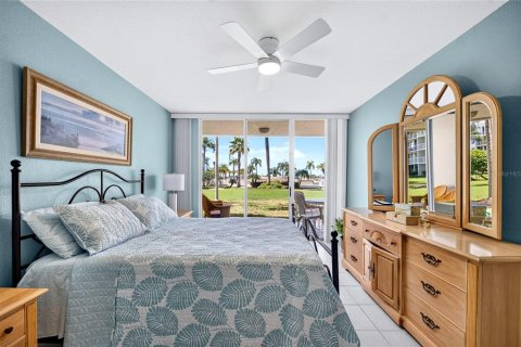 Condo in Saint Petersburg, Florida, 2 bedrooms  № 2377800 - photo 19