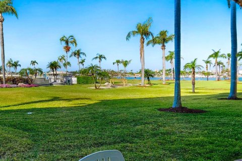 Condo in Saint Petersburg, Florida, 2 bedrooms  № 2377800 - photo 2