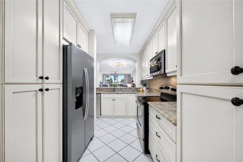 Condo in Saint Petersburg, Florida, 2 bedrooms  № 2377800 - photo 8