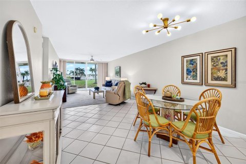 Condo in Saint Petersburg, Florida, 2 bedrooms  № 2377800 - photo 11