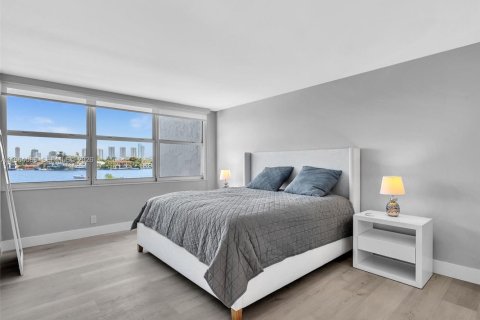 Condo in North Miami Beach, Florida, 2 bedrooms № 2026032 - photo 16