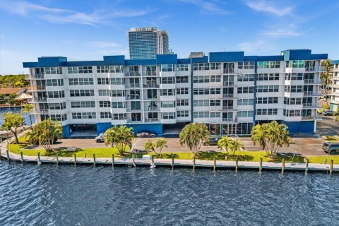 Condo in North Miami Beach, Florida, 2 bedrooms № 2026032 - photo 13