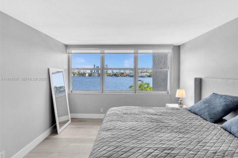 Condo in North Miami Beach, Florida, 2 bedrooms № 2026032 - photo 18