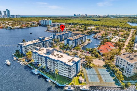 Condo in North Miami Beach, Florida, 2 bedrooms № 2026032 - photo 2