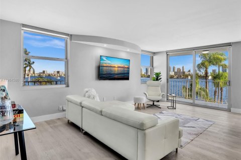 Condo in North Miami Beach, Florida, 2 bedrooms № 2026032 - photo 3