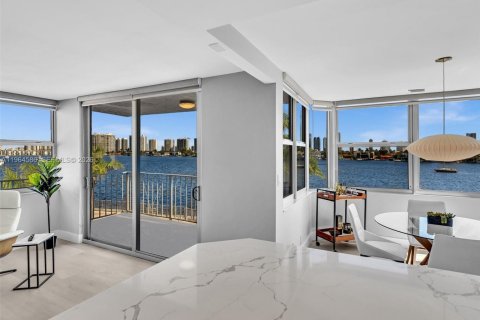 Condo in North Miami Beach, Florida, 2 bedrooms № 2026032 - photo 8